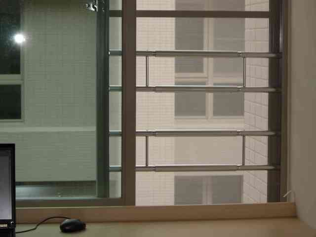 鈜智新竹鐵窗主產品為安全隱形鐵窗，由台灣製造的「守護神-DIY窗戶欄杆」DIY自製組裝於窗戶上，鐵窗有效防止兒童發生墜樓意外，亦可做為防盜窗，守護您的居家人身安全。